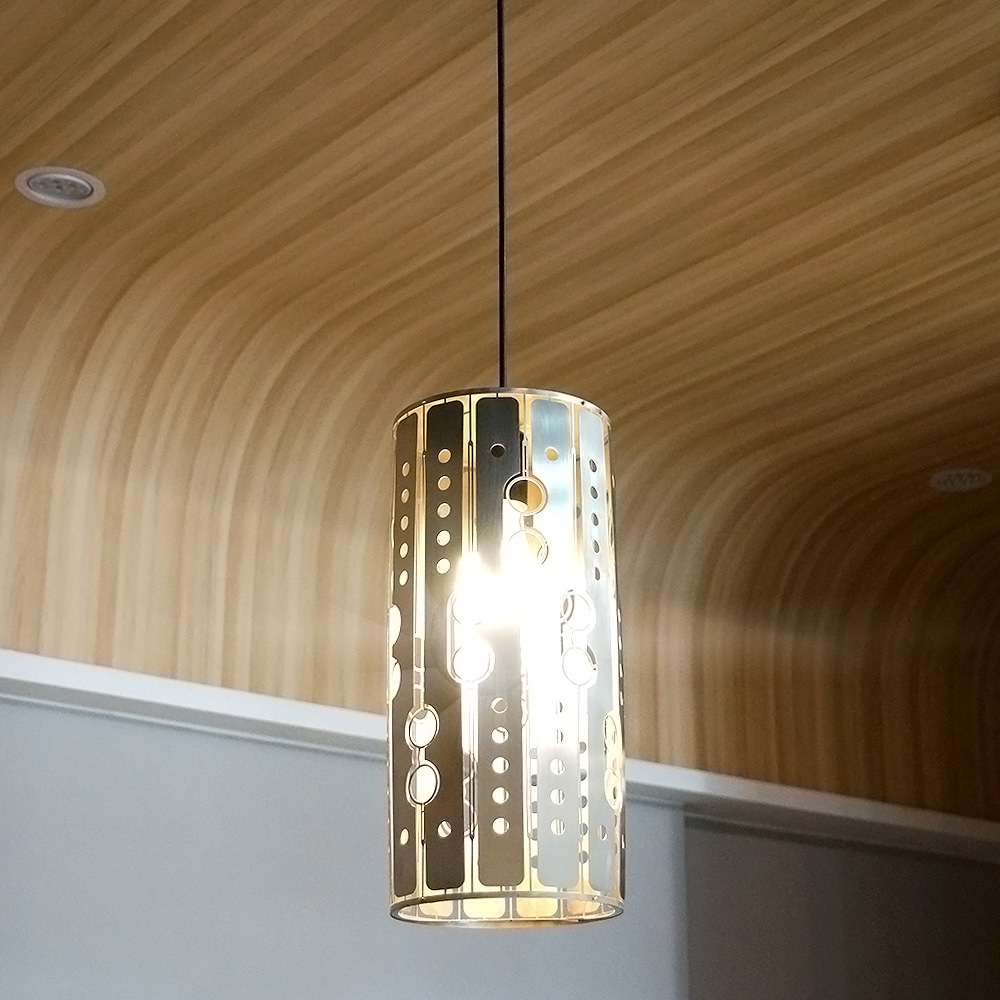 造型燈罩 不鏽鋼薄板透過雷射切割,經過設計師的巧思,將經過設計的不鏽鋼薄板,以卡榫的概念拼製燈罩。